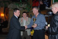 Директор клуба Андрей Шкалета получает приз за вклад в победу команды